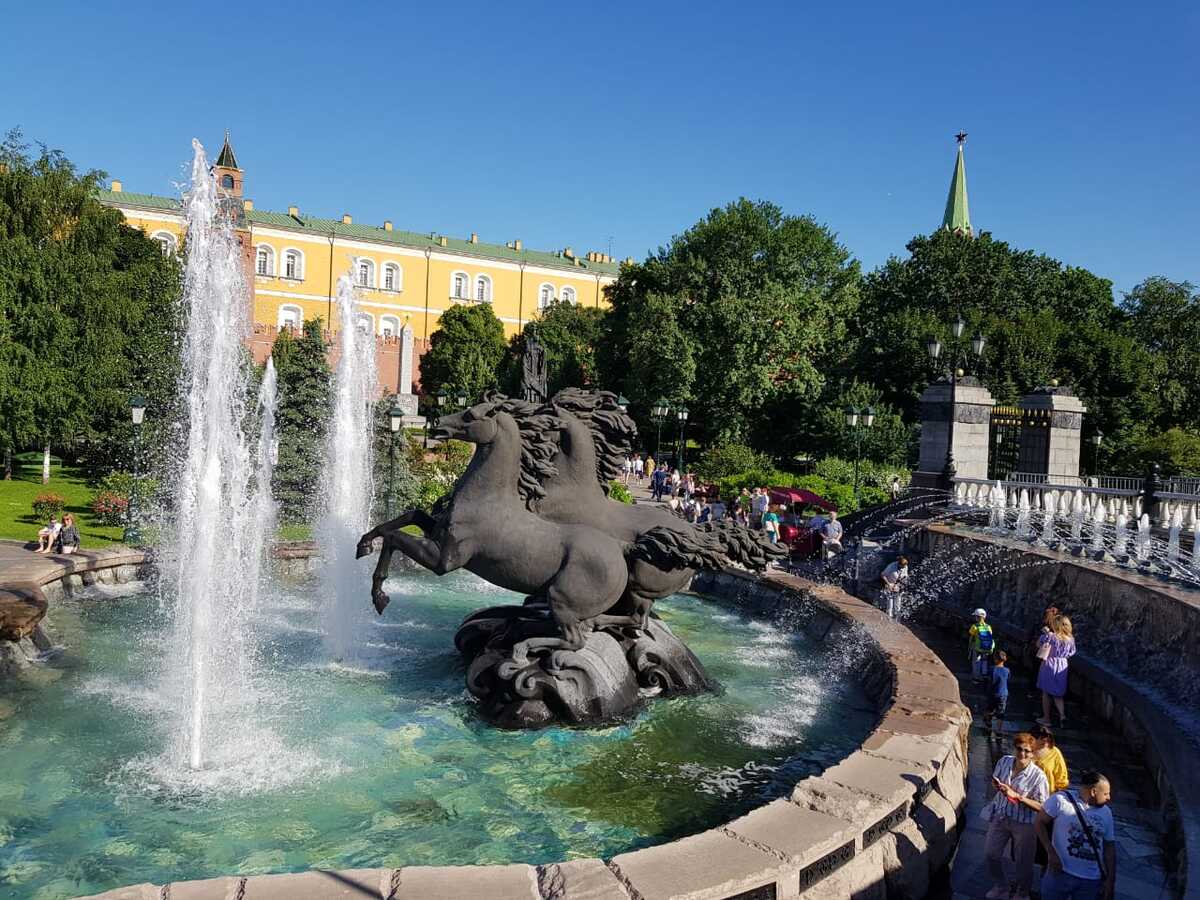 Обзорная экскурсия по Москве. Театрализованная программа во Дворце в Коломенском. Остров мечты