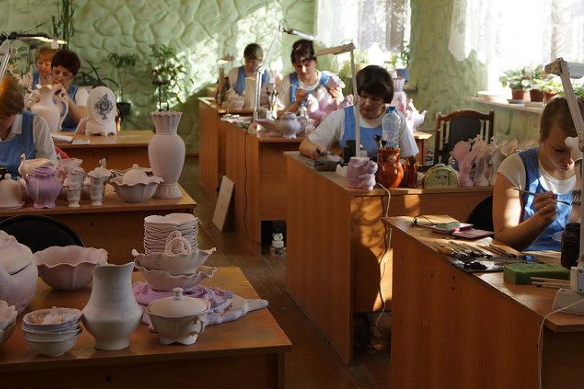Экскурсия на гончарно-майоликовый завод Гжель. Школьники