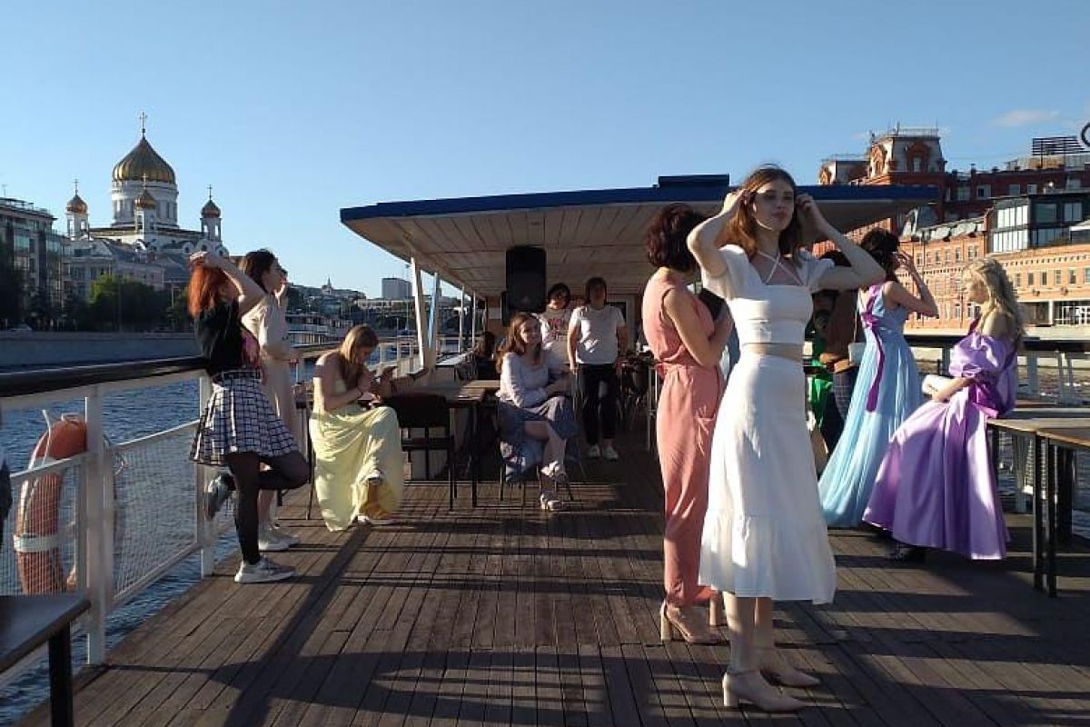 Выпускной в Москве Экскурсия с фотостопами и обедом прогулка на теплоходе.